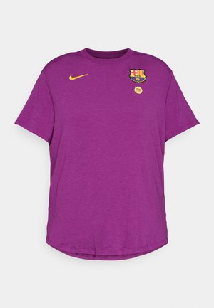 T-shirt violet à manches courtes en tissu doux, arborant le logo Nike et l'écusson du FC Barcelone en accents jaunes et rouges sur la poitrine.