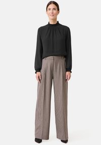 Gerry Weber MIT HAHNENTRITT - Stoffhose - schwarz caramell gemustert