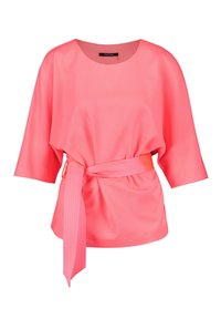 Rosa satinblus med lös passform, rund halsringning och korta ärmar. Har ett texturerat tygbälte som dras åt i midjan.