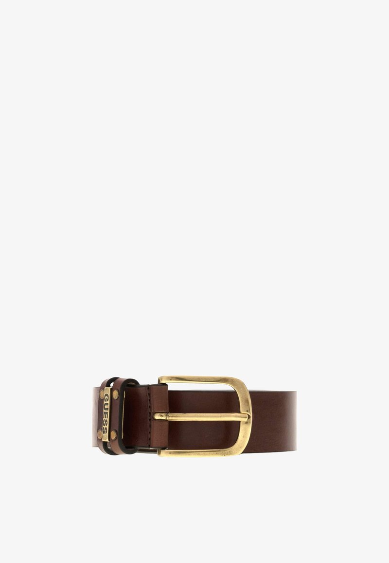 Ceinture en cuir marron avec une boucle rectangulaire dorée et une boucle métallique gravée du nom de la marque "GUESS."