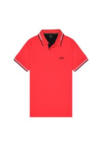 Polo rosso con colletto nero. Presenta dettagli a strisce bianche e blu navy sul colletto e sulle maniche. Logo nero ricamato sul petto.