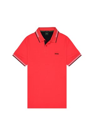 Polo rosso con colletto nero. Presenta dettagli a strisce bianche e blu navy sul colletto e sulle maniche. Logo nero ricamato sul petto.