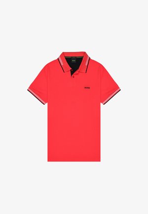 Polo rosso con colletto nero. Presenta dettagli a strisce bianche e blu navy sul colletto e sulle maniche. Logo nero ricamato sul petto.