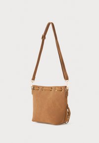 Borsa a spalla in finta suede marrone con una texture morbida, accentuata da dettagli in metallo dorato, tracolla regolabile e decorazioni a occhiello nella parte superiore.