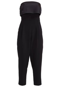 Strapless zwarte jumpsuit met een satijnen overslag bij de buste en op maat gemaakte taperende benen, ontworpen voor formele of avondkleding.