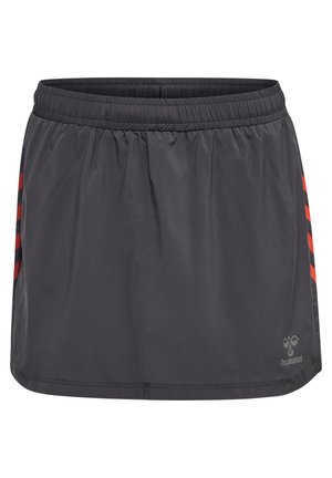 Grijze sportrok met een elastische tailleband, voorzien van zwarte en rode diagonale strepen aan de zijkanten en een klein logo rechtsonder.