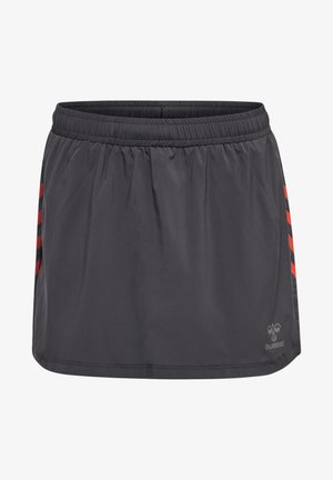 Grijze sportrok met een elastische tailleband, voorzien van zwarte en rode diagonale strepen aan de zijkanten en een klein logo rechtsonder.