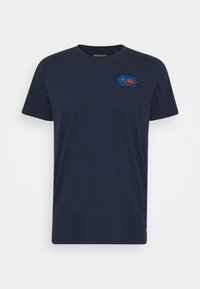 Mörkblå bomullströja med korta ärmar, med en blå och orange logotyp på övre vänstra bröstområdet. Mjuk textur, vanlig passform.