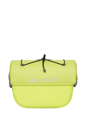 Bustina giallo-verde brillante del marchio Vaude con apertura superiore arrotolata fissata da cordini elastici neri e logo riflettente sul davanti.