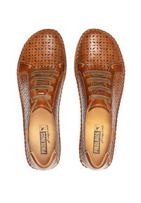 Zapatos de cuero marrón con diseño perforado, punta redonda y cordones en la parte delantera. Superficie texturizada y forro interior marrón claro. Etiqueta de marca visible.