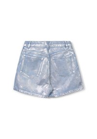Shorts in denim blu chiaro con una finitura metallica lucida. Le caratteristiche includono tasche posteriori, una vita standard e un design rilassato.