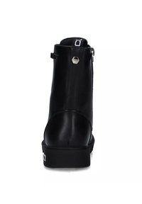 Stivale alla caviglia in pelle nera con punta arrotondata, cerniera sul retro e suola texturizzata. Caratterizzato da un piccolo dettaglio in metallo esagonale sul retro.