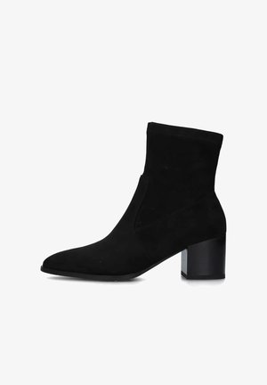 Stivale alla caviglia in suede nero con punta affusolata e tacco a blocco di altezza media. Caratterizzato da un design elegante e dettagli di cucitura minimali.