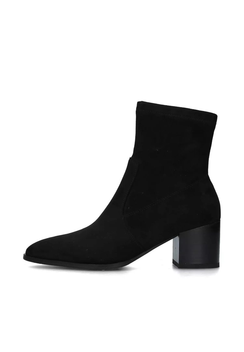Stivale alla caviglia in suede nero con punta affusolata e tacco a blocco di altezza media. Caratterizzato da un design elegante e dettagli di cucitura minimali.