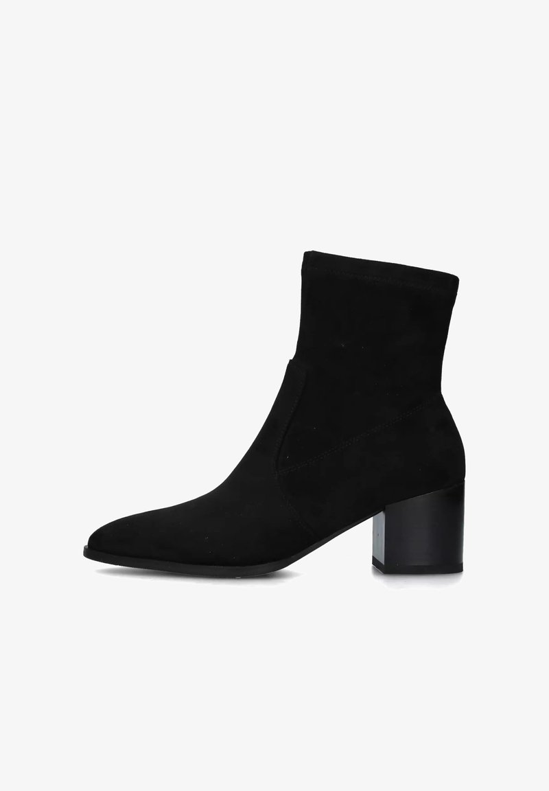 Stivale alla caviglia in suede nero con punta affusolata e tacco a blocco di altezza media. Caratterizzato da un design elegante e dettagli di cucitura minimali.