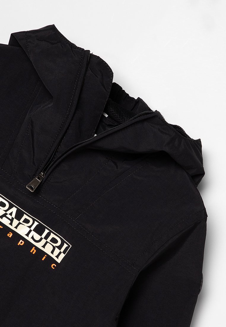 Giacca nera a maglia con cappuccio, dotata di zip frontale, logo sul petto e finitura in tessuto texturizzato.