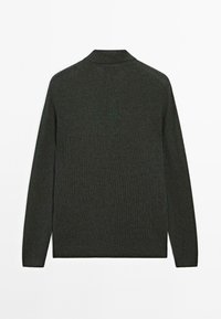 Mørkegrå langærmet ribstrikket sweater med høj krave, vist fra ryggen på en hvid baggrund.