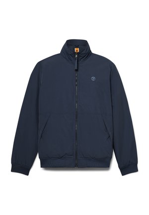 Marineblauwe lichtgewicht jas met hoge kraag, ritssluiting aan de voorkant, twee zijzakken, elastische manchetten en een klein logo op de borst.