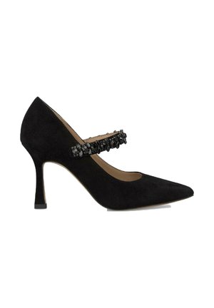 Scarpa nera in suede con tacco alto e punta affusolata, dotata di una cintura decorativa con perline nere lungo il bordo. Altezza del tacco di 3 pollici.