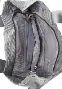Sac à main gris texturé ouvert montrant plusieurs compartiments zippés et ouverts à l'intérieur avec une doublure en tissu imprimé et marqué.