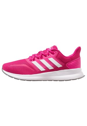 Hellrosa Sportschuh mit weißem Drei-Streifen-Logo, Mesh-Obermaterial, gepolsterter weißer Sohle und Schnürverschluss auf weißem Hintergrund.