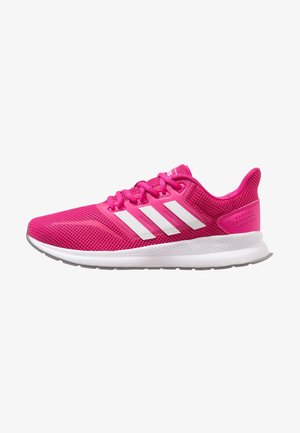 Chaussure de sport rose vif avec logo blanc à trois bandes, tige en mesh, semelle blanche coussinée et fermeture à lacets sur fond blanc.