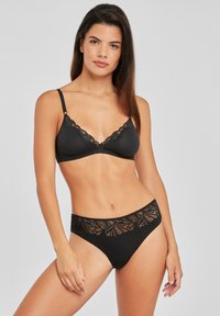 Zwarte bh met kantafwerking, met een zachte, gladde cup en bijpassende zwarte slips met een bloemenkantontwerp voor de taille.