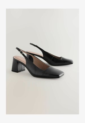 Musta nahkainen slingback-kengät, joissa on neliömäinen kärki ja paksuブロック-korko. Himoittava rakenne ja säädettävä nilkkavöiden yksityiskohta.