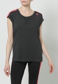 Camiseta deportiva gris oscuro de mangas cortas, con rayas rosas en los hombros y un detalle de pespunte en el escote.