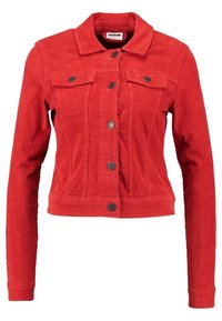 Giacca in velluto a coste rossa con colletto, maniche lunghe, quattro tasche frontali e chiusure con bottoni neri. Tessuto testurizzato e design corto.