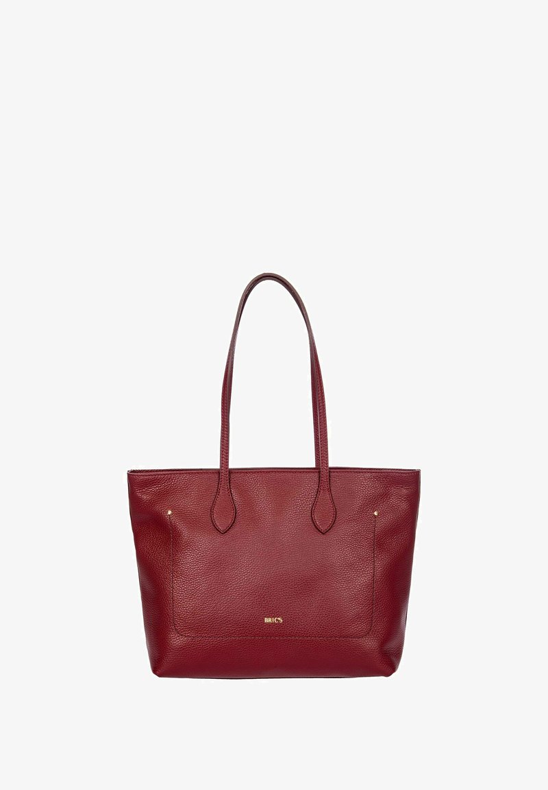Un sac fourre-tout en cuir rouge avec de longues poignées, une surface texturée et un design plat. Il comporte une poche avant et une subtile marque dorée.