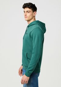 Wrangler SIGN OFF - Luvtröja - bistro green