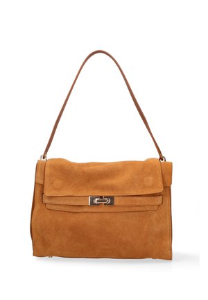 Sac à bandoulière en daim beige avec fermeture à rabat et fermoir rectangulaire argenté, doté d'une fine bandoulière en cuir et d'une forme rectangulaire structurée.