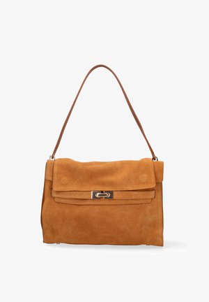 Helle Wildleder-Schultertasche mit Klappverschluss und rechteckiger silberner Verschlussklammer, mit schmalem Lederband und strukturierter rechteckiger Form.