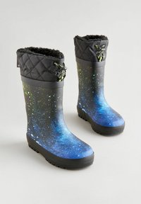 Bottes imperméables noires et bleues avec imprimé galaxie, tissu matelassé en haut, surface texturée et semelle en caoutchouc pour une meilleure adhérence.