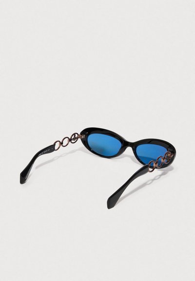 Gafas de sol negras con lentes azules, forma ovalada, que presentan un detalle de cadena único en las patillas y elegantes brazos negros.