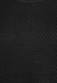 Schwarzer, strukturierter Stoff mit einem diamantförmigen Muster, weicher, gestrickter Oberfläche und rundem Ausschnitt. Geeignet für legere Kleidung.