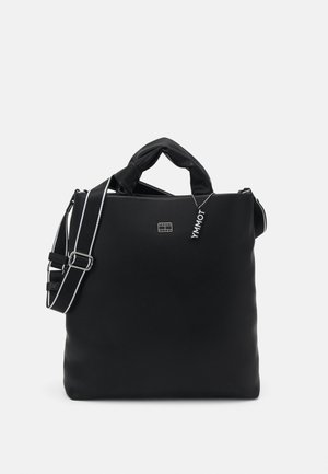 Borsa tote nera con una texture liscia, dotata di manico annodato, tracolla regolabile e un'etichetta del brand in metallo argentato.