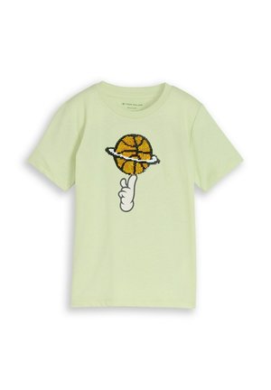 Lichtgroen T-shirt met korte mouwen en een afbeelding van een hand die een basketbal ronddraait, ontworpen als een planeet met ringen.