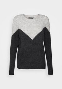 Szary i czarny sweter dziergany z wzorem jodełki. Posiada długie rękawy i okrągły dekolt. Miękka tekstura z kontrastującymi blokami kolorów.