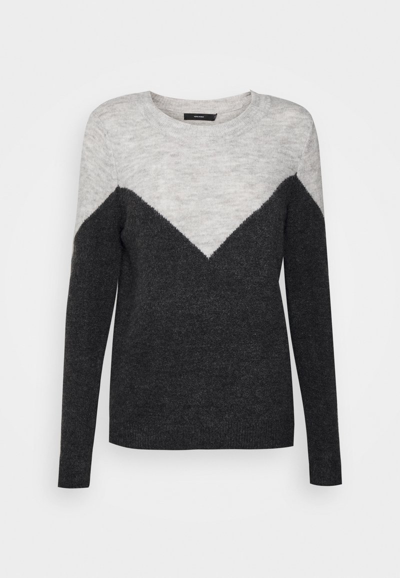 Szary i czarny sweter dziergany z wzorem jodełki. Posiada długie rękawy i okrągły dekolt. Miękka tekstura z kontrastującymi blokami kolorów.