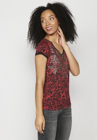 Koroshi SHORT SLEEVE - Apdrukāts T-krekls - red coral
