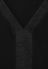 Top nero con scollo a V caratterizzato da un dettaglio metallico testurizzato lungo il collo. Tessuto liscio con una trama a maglia fine.