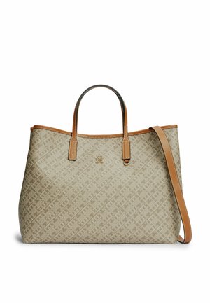 Beige gemusterte Tragetasche mit braunen Ledergriffen und Besatz, mit einem kleinen goldenen Logo mittig auf der Vorderseite und einem verstellbaren Schultergurt.