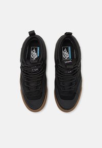 Svarte snøring sneakers laget av en miks av semsket skinn og tekstilmaterialer, med polstret mellomsåle og gummi yttersåle. Merkbar logodetalj.