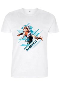 Bílá tričko s grafickým designem postavy s charakteristickým hlavovým doplňkem a modrými akcenty, text "AHSOKA" ve stylizovaném písmu.