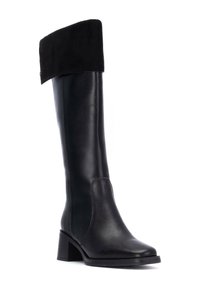 Bota alta de cuero negro con un puño de ante, tacón de bloque, textura suave y punta redonda. Presenta un panel lateral para un detalle de diseño adicional.