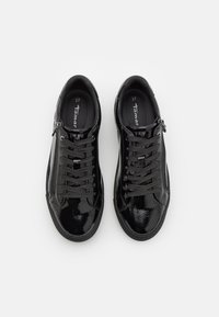 Sneakers in vernice nera, taglia 37, con lacci piatti, zip laterale e superficie texture. Finitura liscia con suole in gomma e dettagli minimi.