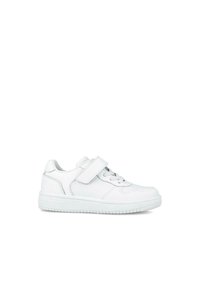 Zapatilla blanca de cuero con acabado texturizado, que presenta una puntera redondeada, parte frontal con cordones y una correa de Velcro para un ajuste seguro.