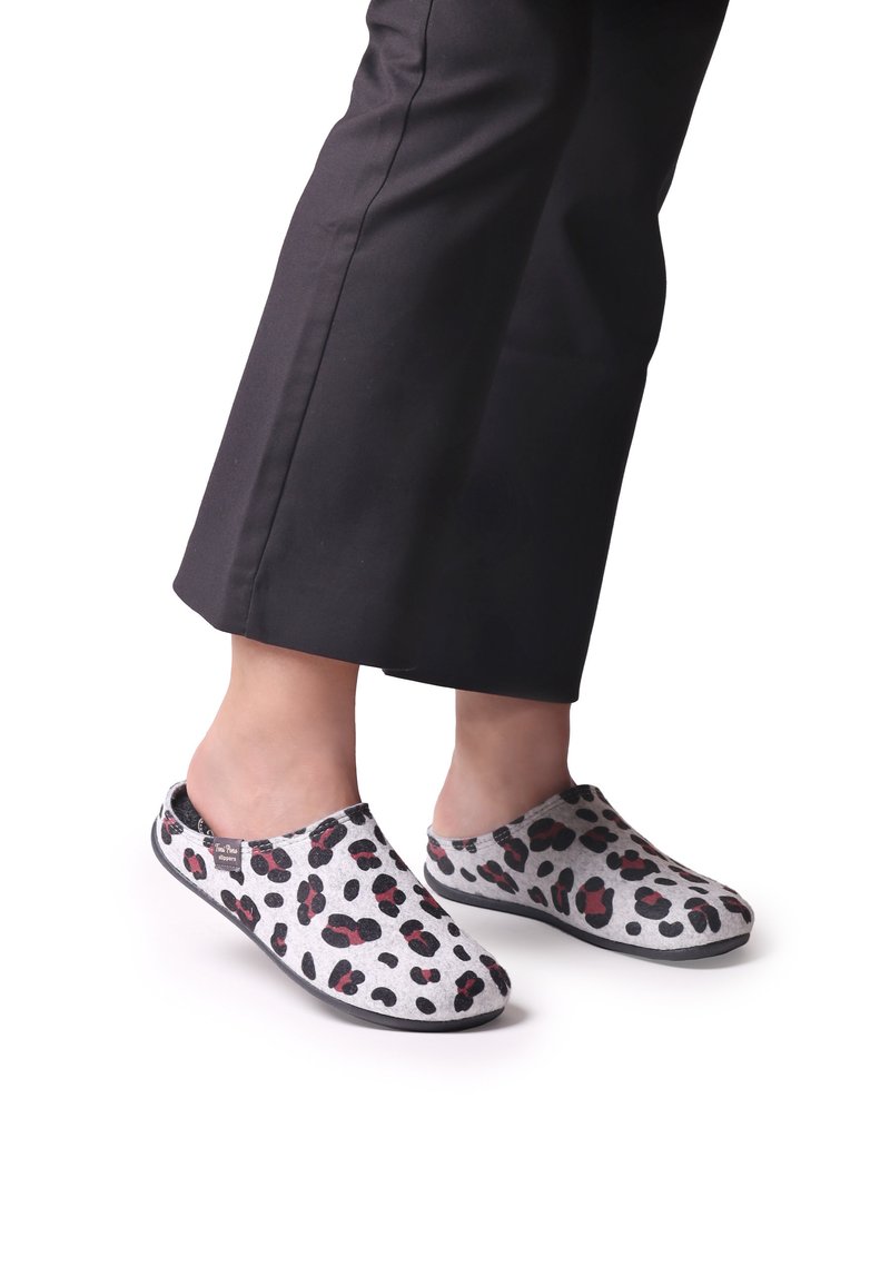 Pilkos slip-on tipo bateliai su juodu ir raudonu leopardų raštu, apvaliu pirštu ir minkšta audinio viršutine dalimi, derinami su juodomis kelnėmis.